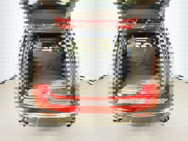 Used 2024 Chevrolet Suburban High Country w/ Advanced Technology Package image 32