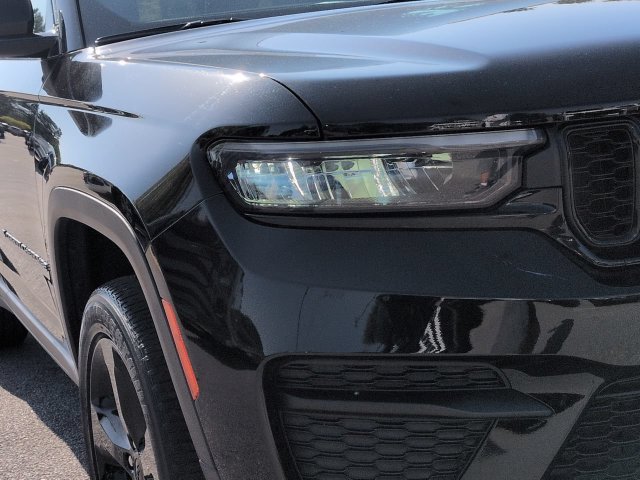Certified 2023 Jeep Grand Cherokee Altitude AWD/4WD image 9