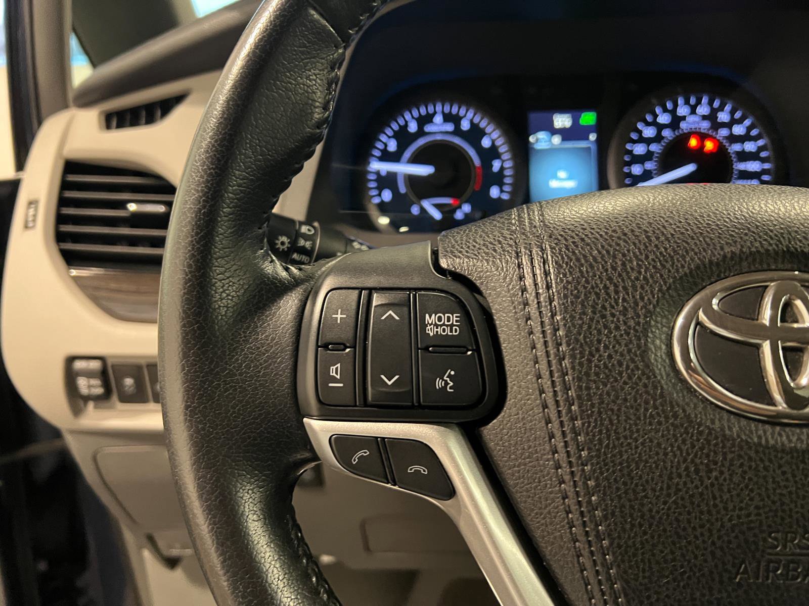 Used 2018 Toyota Sienna XLE w/ XLE Navigation Package image 13