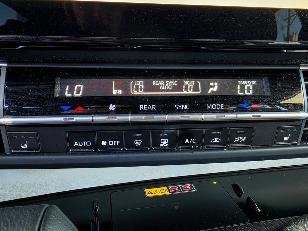 Used 2025 Toyota Sienna XLE FWD image 41