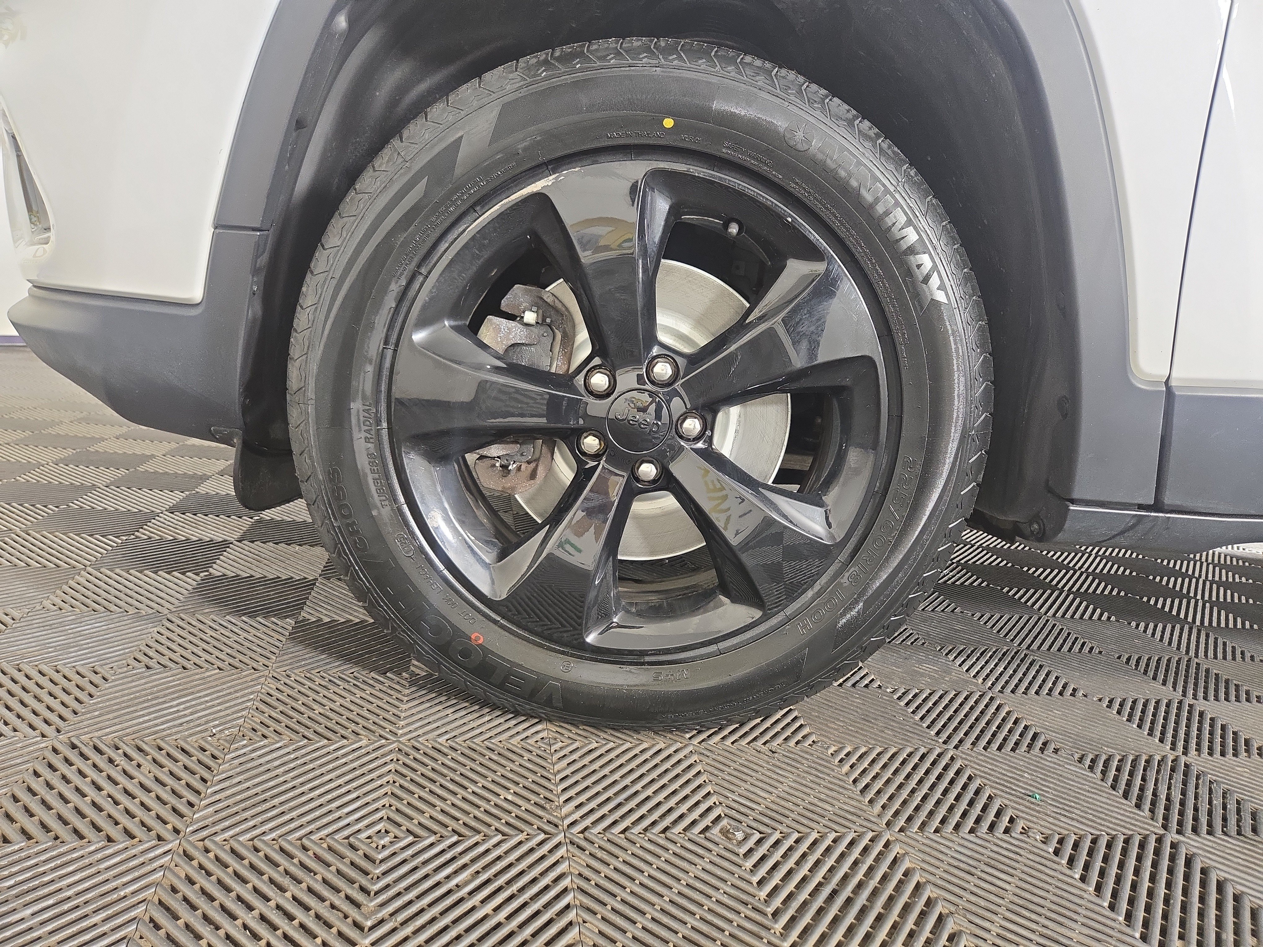 Used 2020 Jeep Cherokee Latitude Plus AWD/4WD image 32