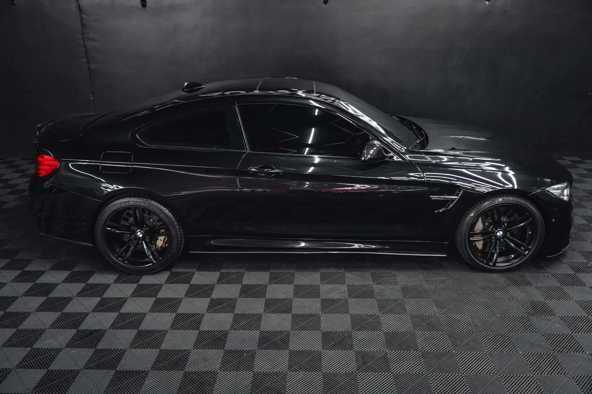 Used 2015 BMW M4 Coupe w/ Executive Package RWD image 17
