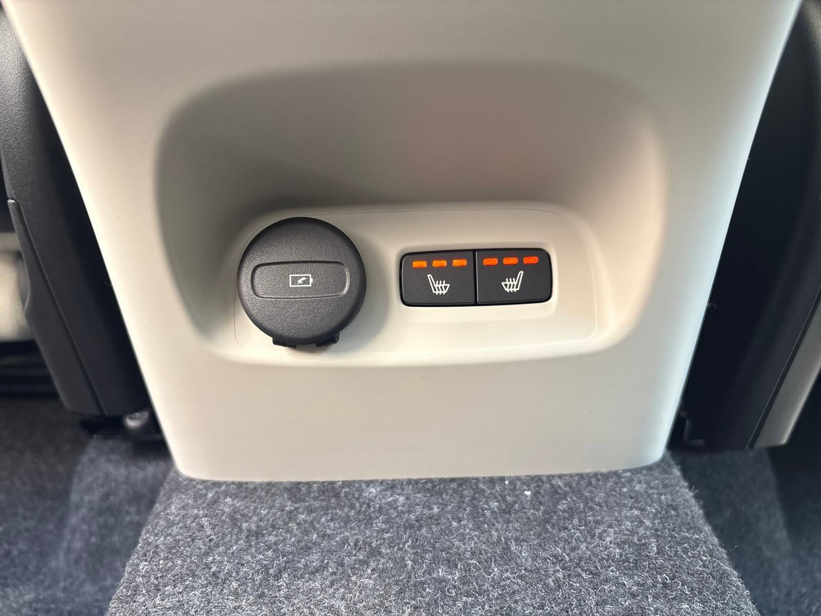 New 2026 Volvo XC40 B5 Plus w/ Protection Package Premier image 34