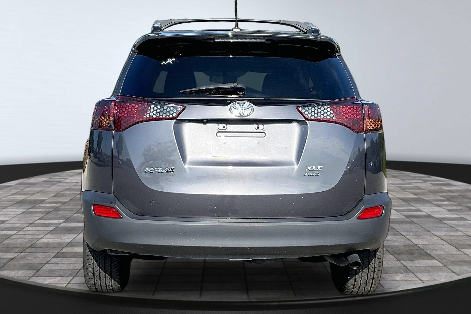 Used 2015 Toyota RAV4 XLE AWD/4WD image 4