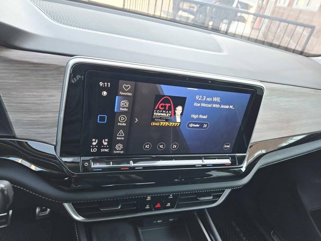 Used 2024 Volkswagen Atlas SEL Premium R-Line image 27