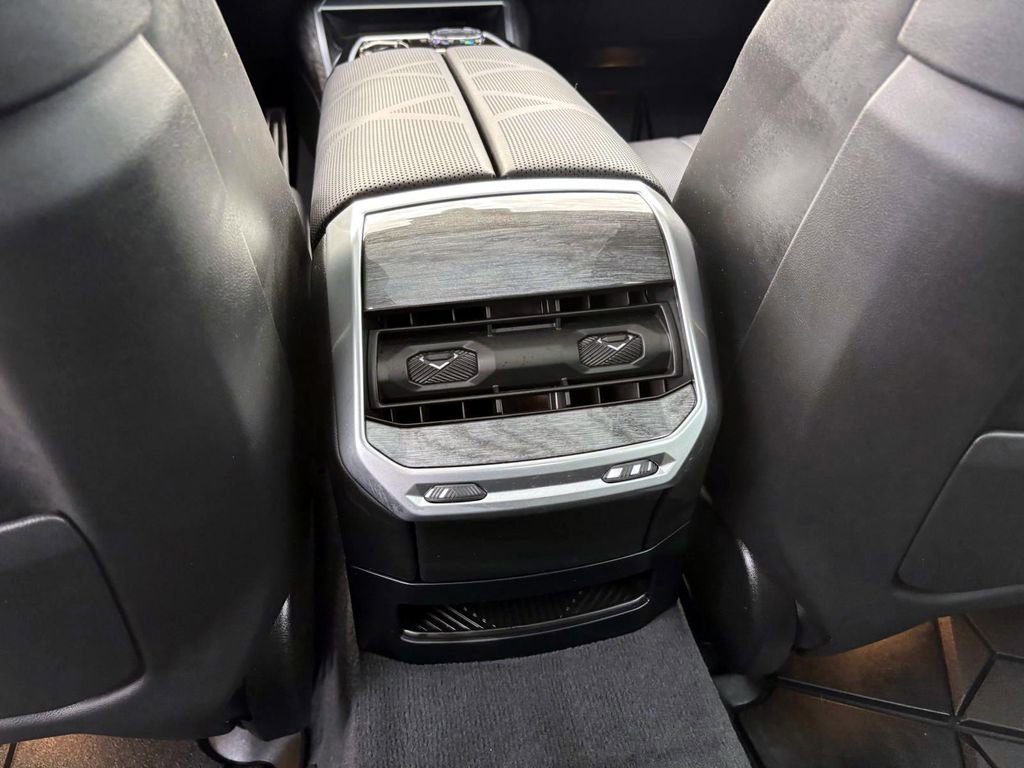 Used 2024 BMW 760i xDrive w/ Executive Package image 32