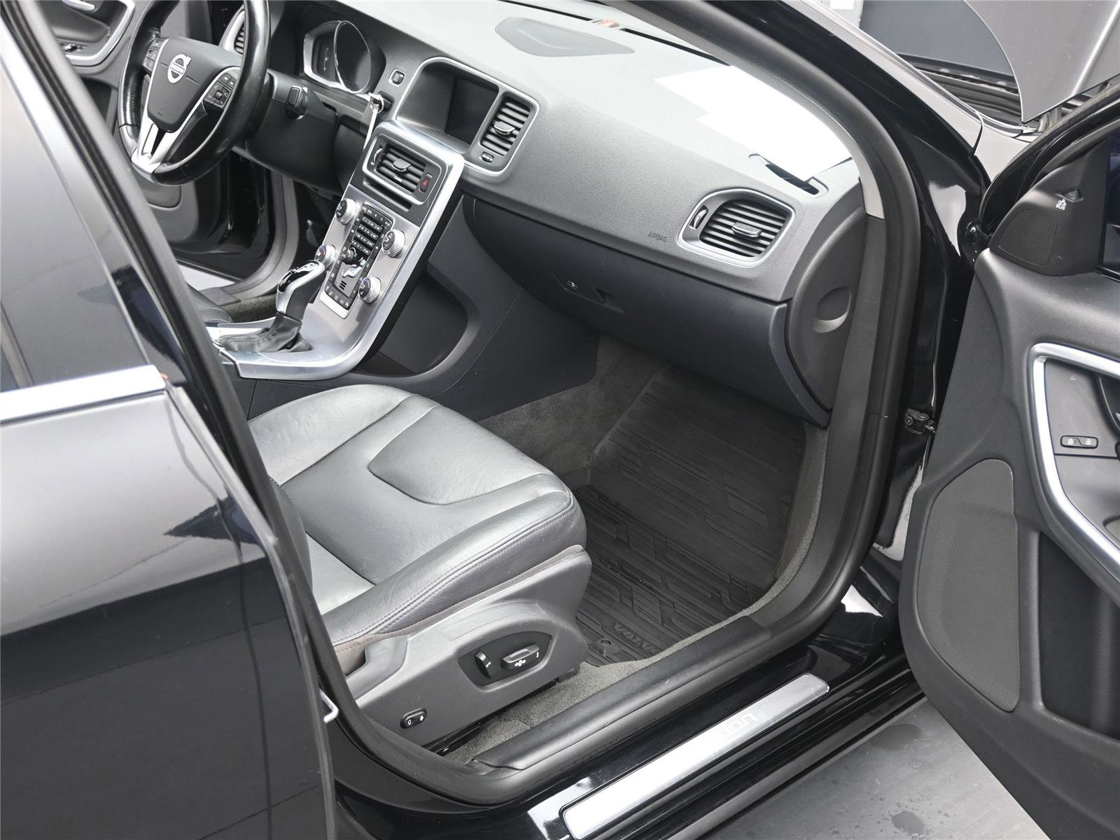 Used 2018 Volvo S60 T5 Inscription image 9