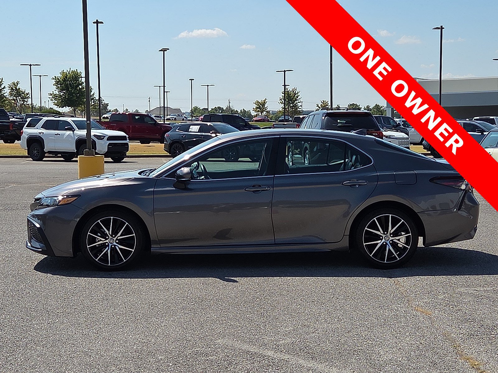 Used 2023 Toyota Camry SE FWD image 3