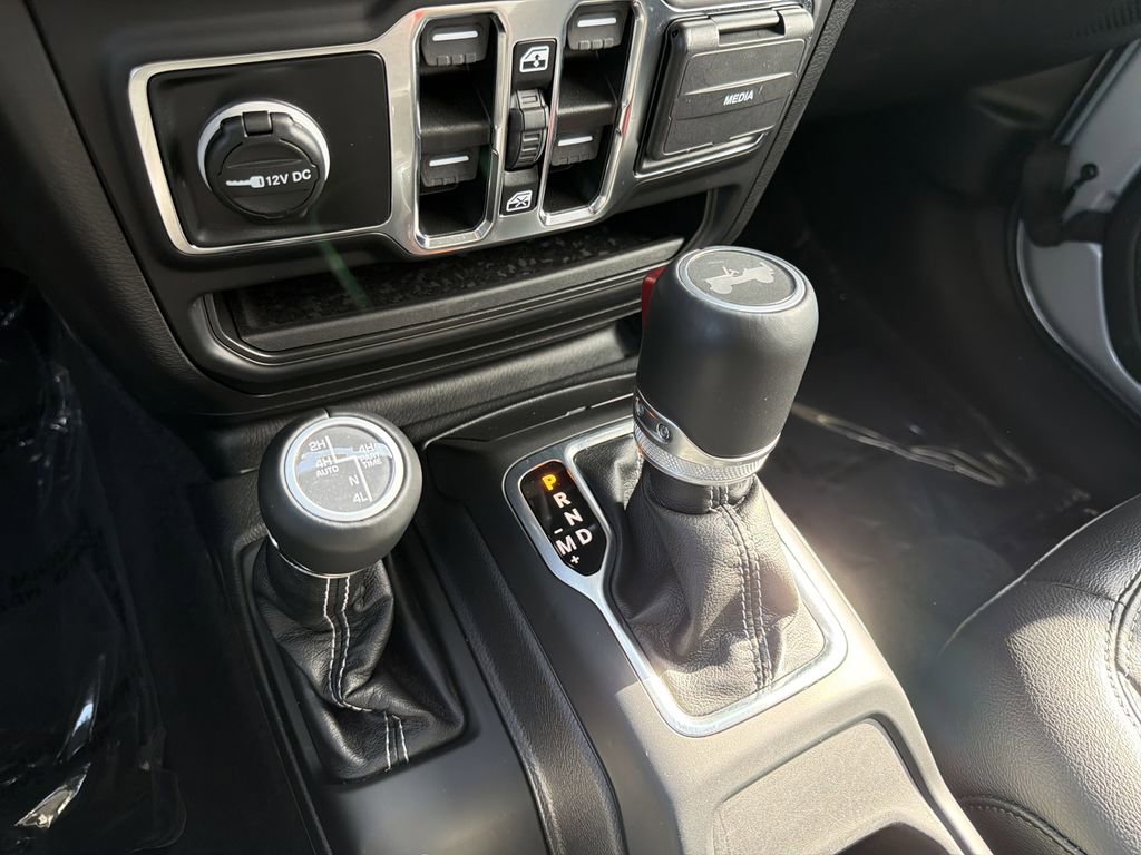 Used 2023 Jeep Wrangler Unlimited Sahara w/ Cold Weather Group AWD/4WD image 28