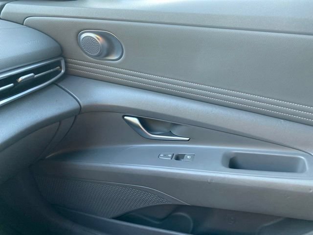 Used 2022 Hyundai Elantra SEL w/ Convenience Package FWD image 25