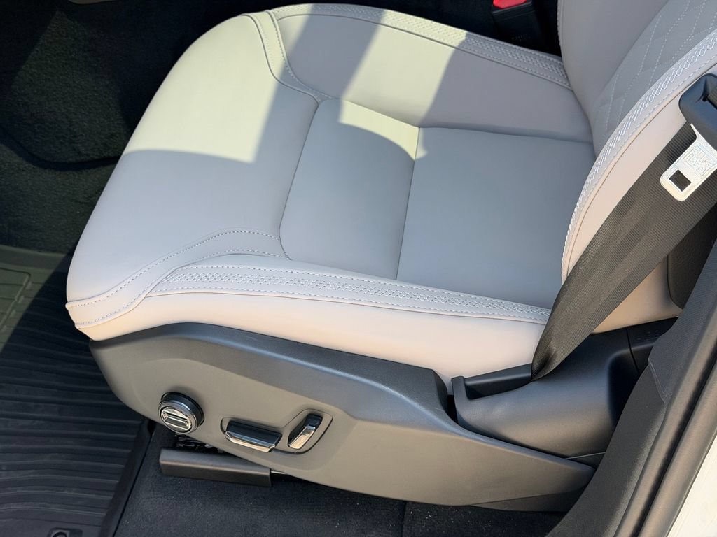 New 2026 Volvo XC90 B6 Plus w/ Protection Package Premier AWD/4WD image 16