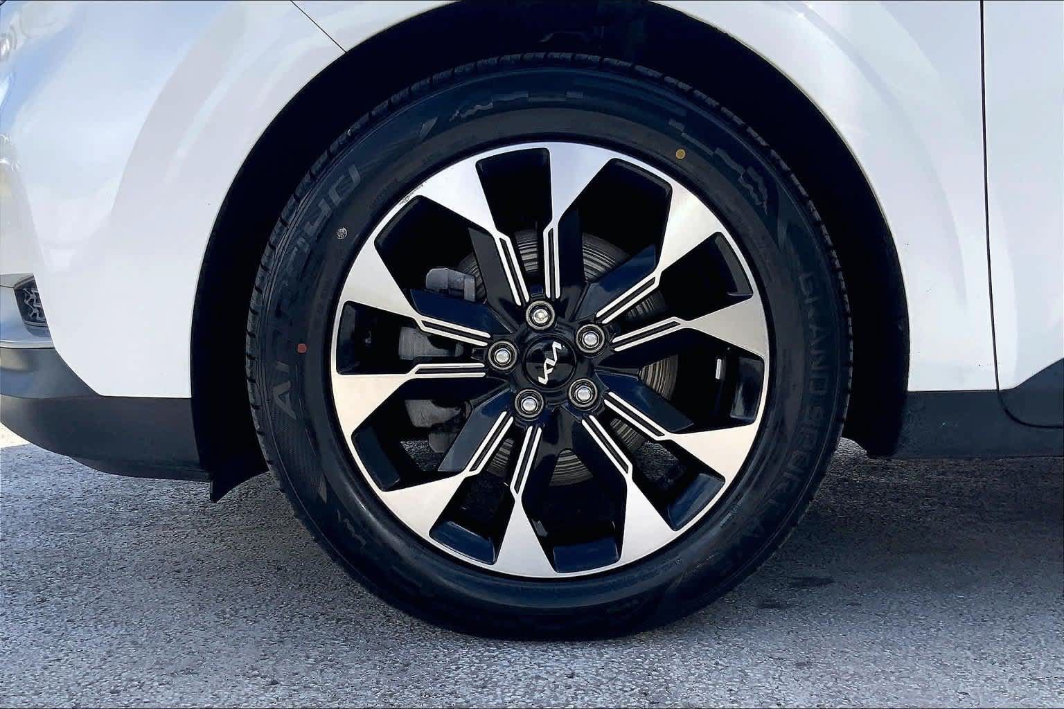 Used 2023 Kia Carnival EX FWD image 8