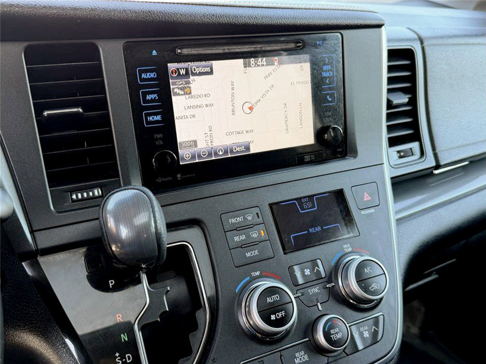 Used 2015 Toyota Sienna SE Premium image 13