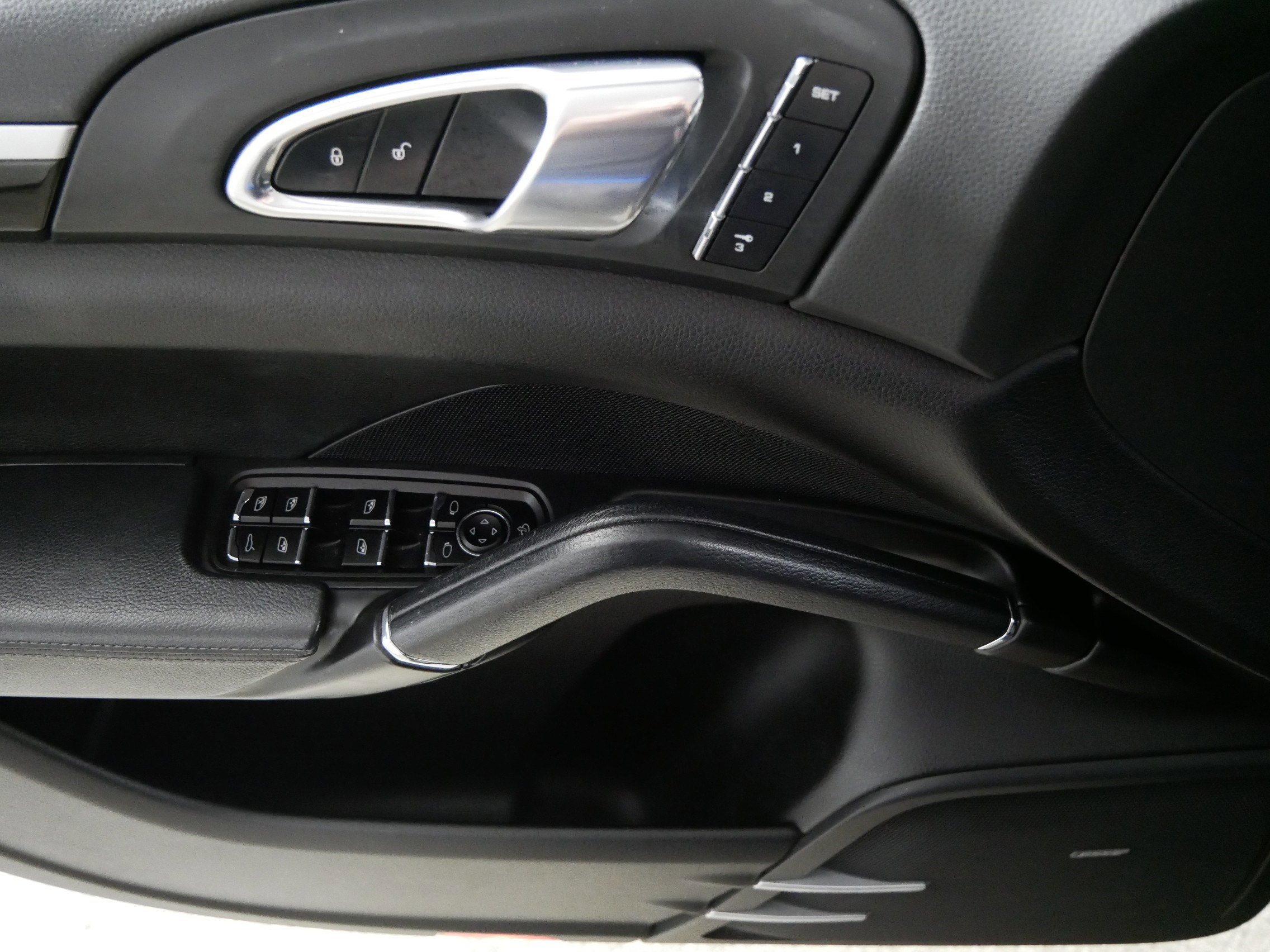 Used 2013 Porsche Cayenne S image 19