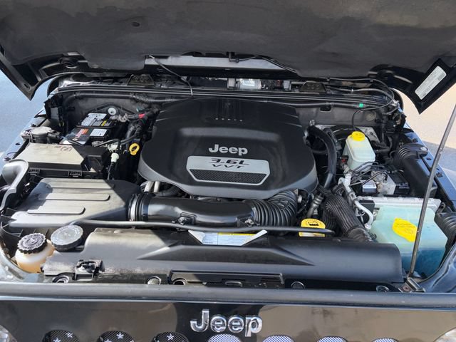 Used 2012 Jeep Wrangler Unlimited Rubicon w/ Connectivity Group AWD/4WD image 42