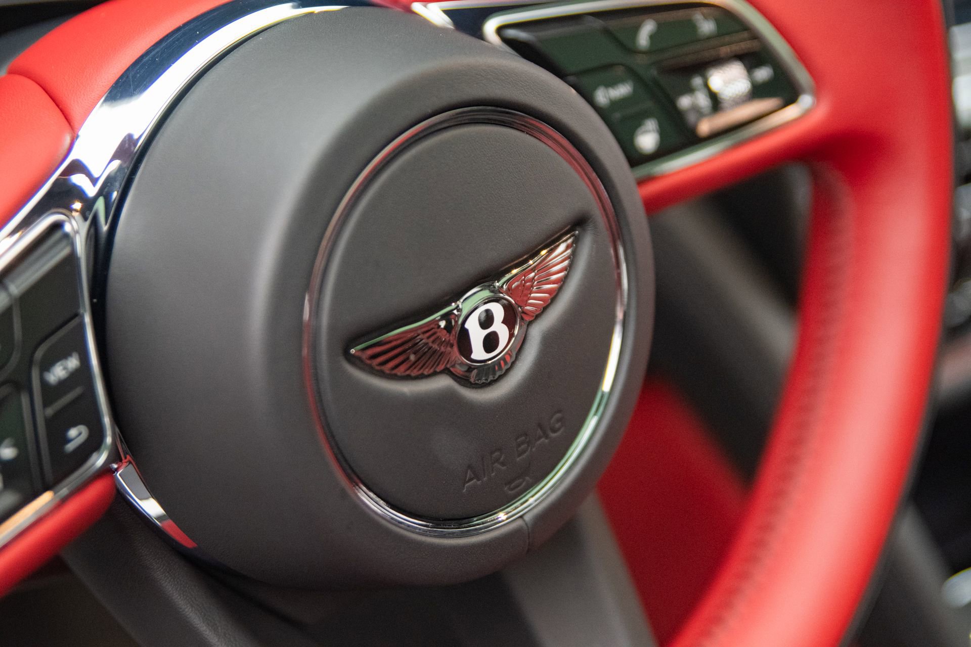 Used 2022 Bentley Bentayga AWD/4WD image 16