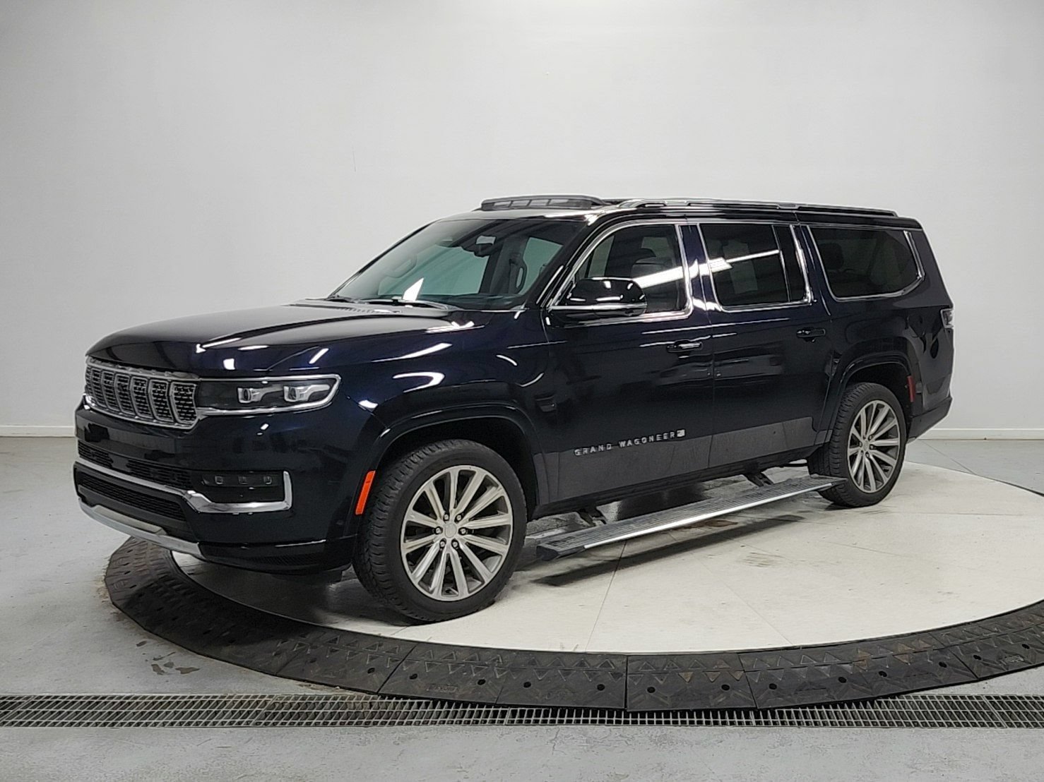 Used 2023 Jeep Grand Wagoneer L Series II w/ Convenience Group III AWD/4WD image 3