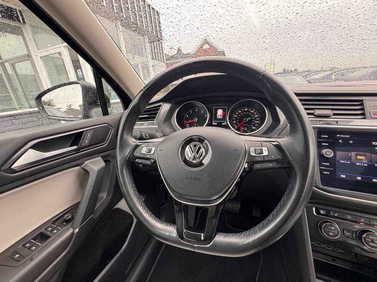 Used 2018 Volkswagen Tiguan SE w/ Panoramic Sunroof Package image 21