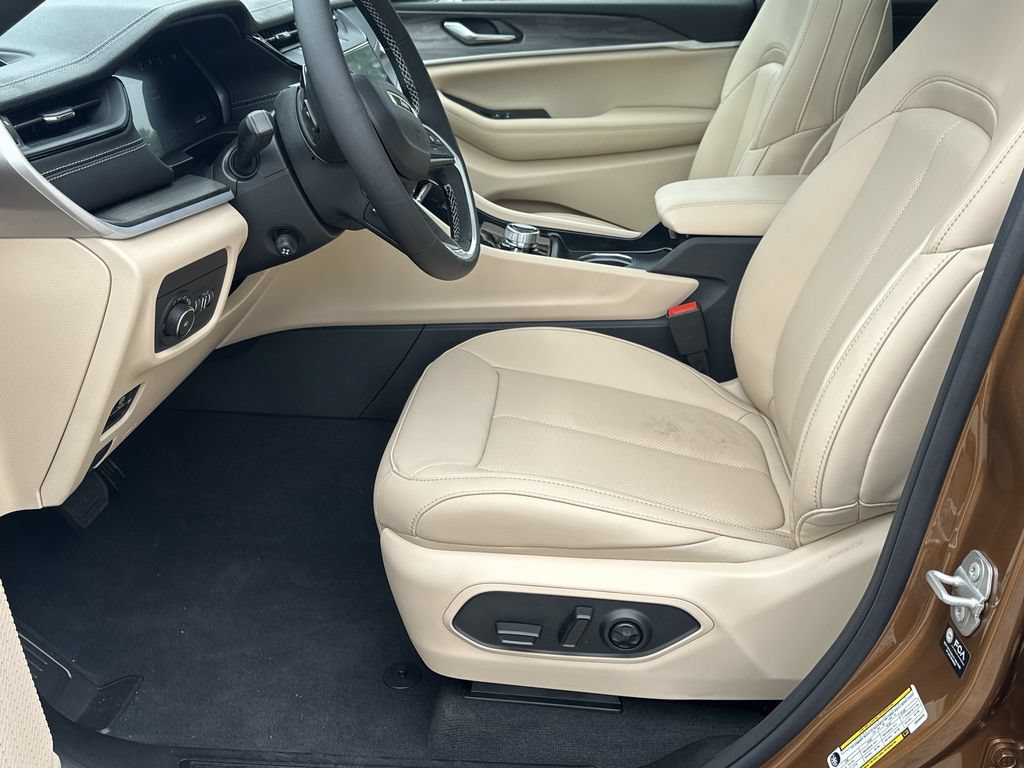 New 2026 Jeep Grand Cherokee L Limited w/ Luxury Tech Group II AWD/4WD image 9
