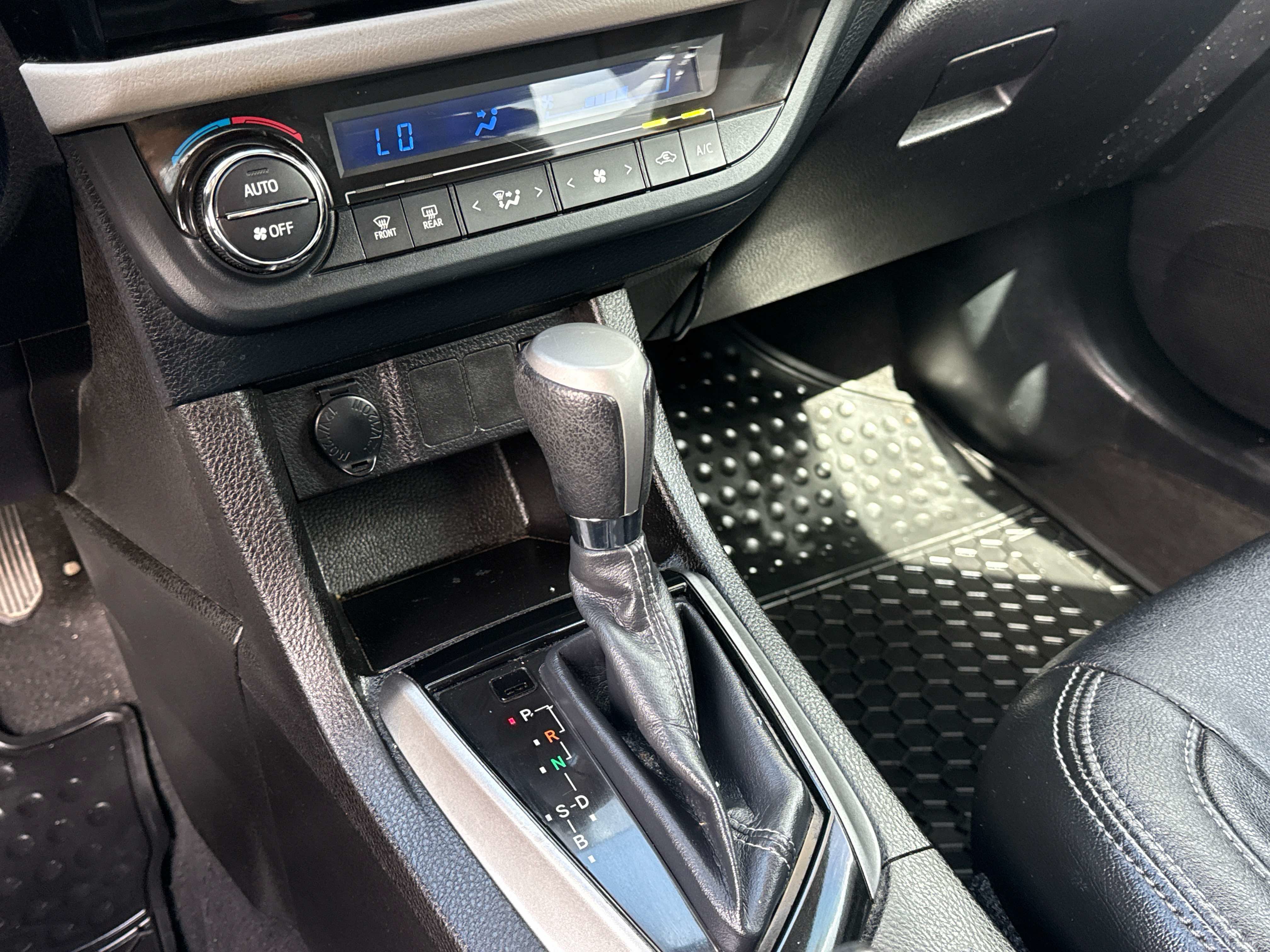 Used 2016 Toyota Corolla LE FWD image 21
