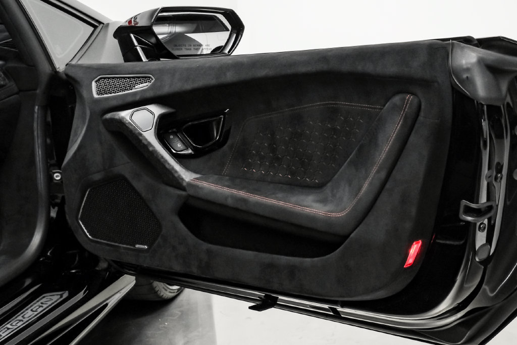 Used 2018 Lamborghini Huracan Performante AWD/4WD image 40