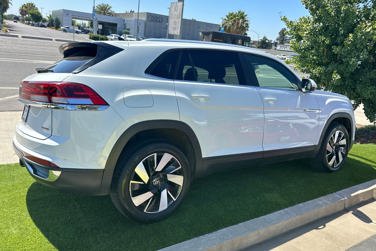 Certified 2024 Volkswagen Atlas Cross Sport SE AWD/4WD image 3
