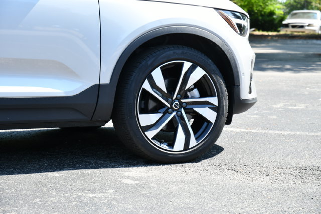 Certified 2023 Volvo XC40 B5 Plus w/ Driver Assist Package AWD/4WD image 9