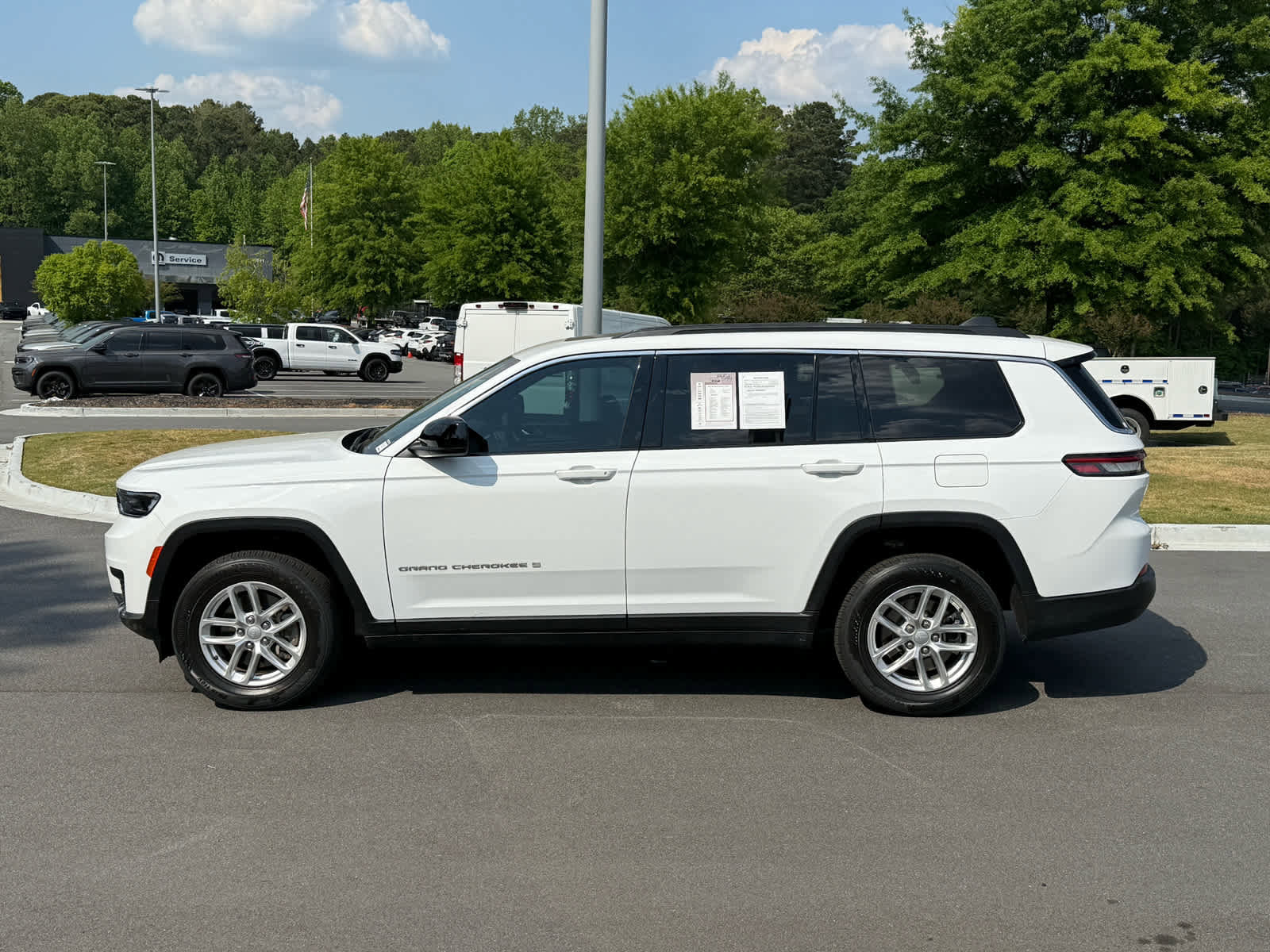 Used 2024 Jeep Grand Cherokee L Laredo w/ Luxury Tech Group I RWD image 2