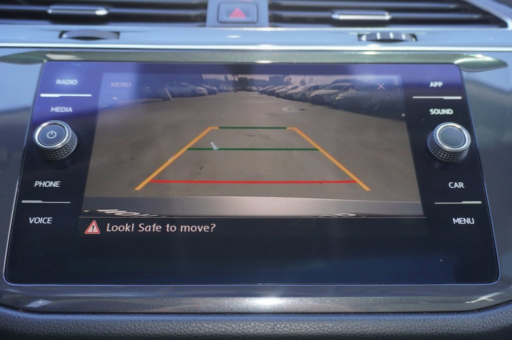 Used 2020 Volkswagen Tiguan SE w/ Panoramic Sunroof Package image 16