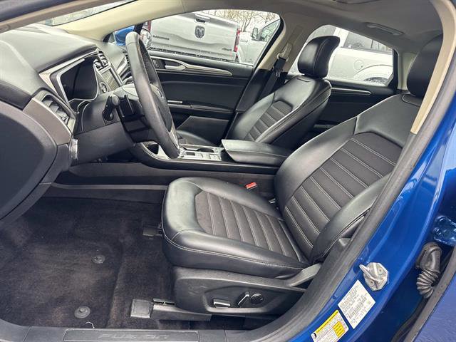 Used 2017 Ford Fusion SE w/ Equipment Group 201A image 6