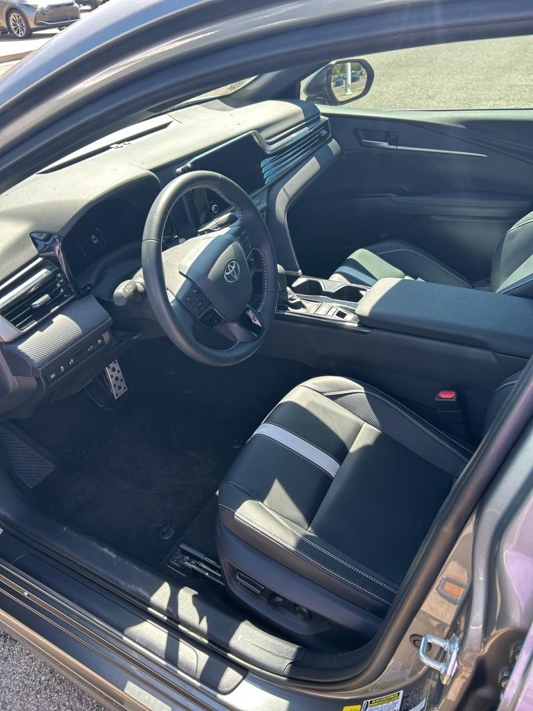 Used 2025 Toyota Camry SE w/ Convenience Package image 7