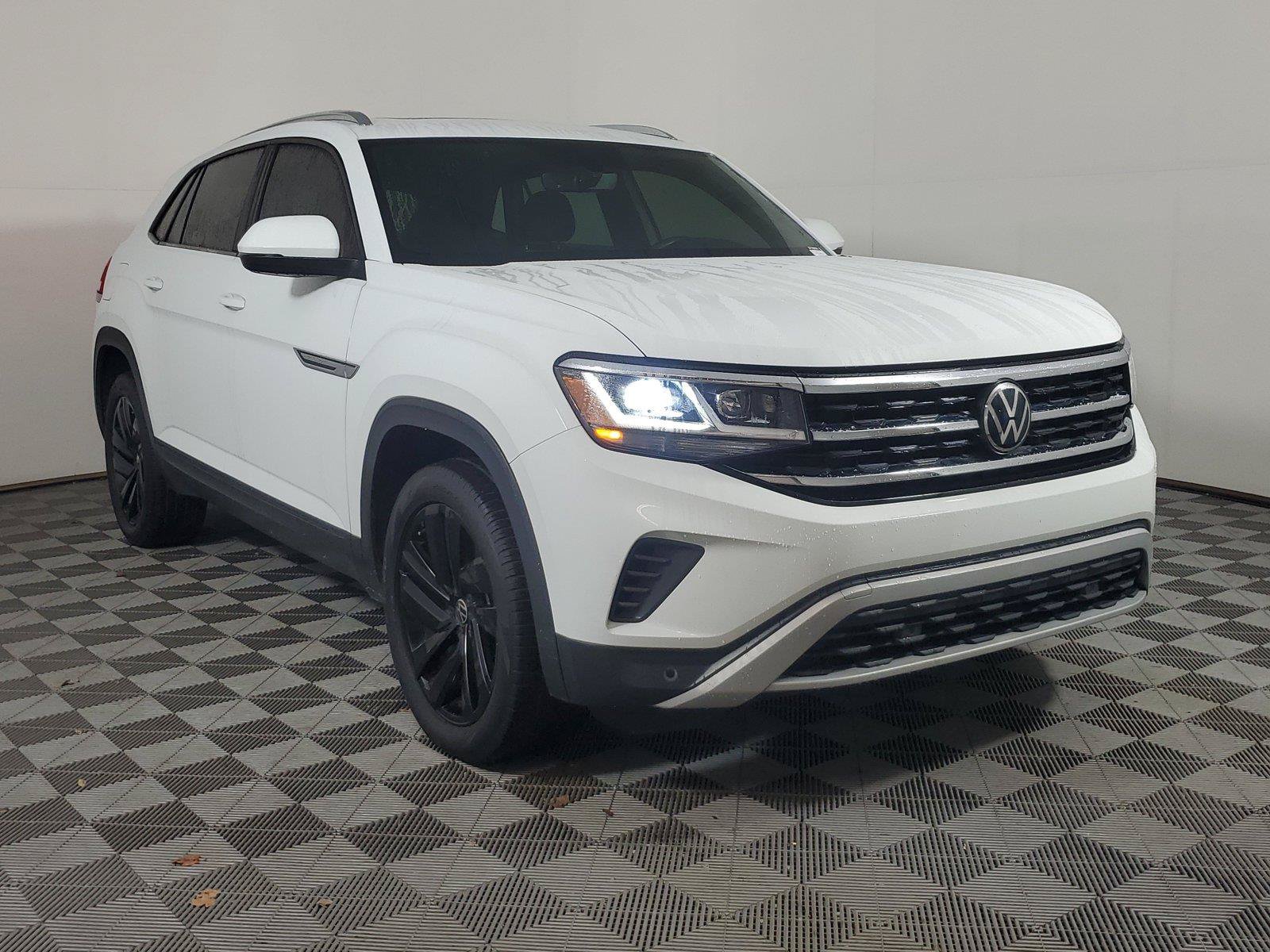 Used 2023 Volkswagen Atlas Cross Sport SE w/ Panoramic Sunroof Package FWD image 3