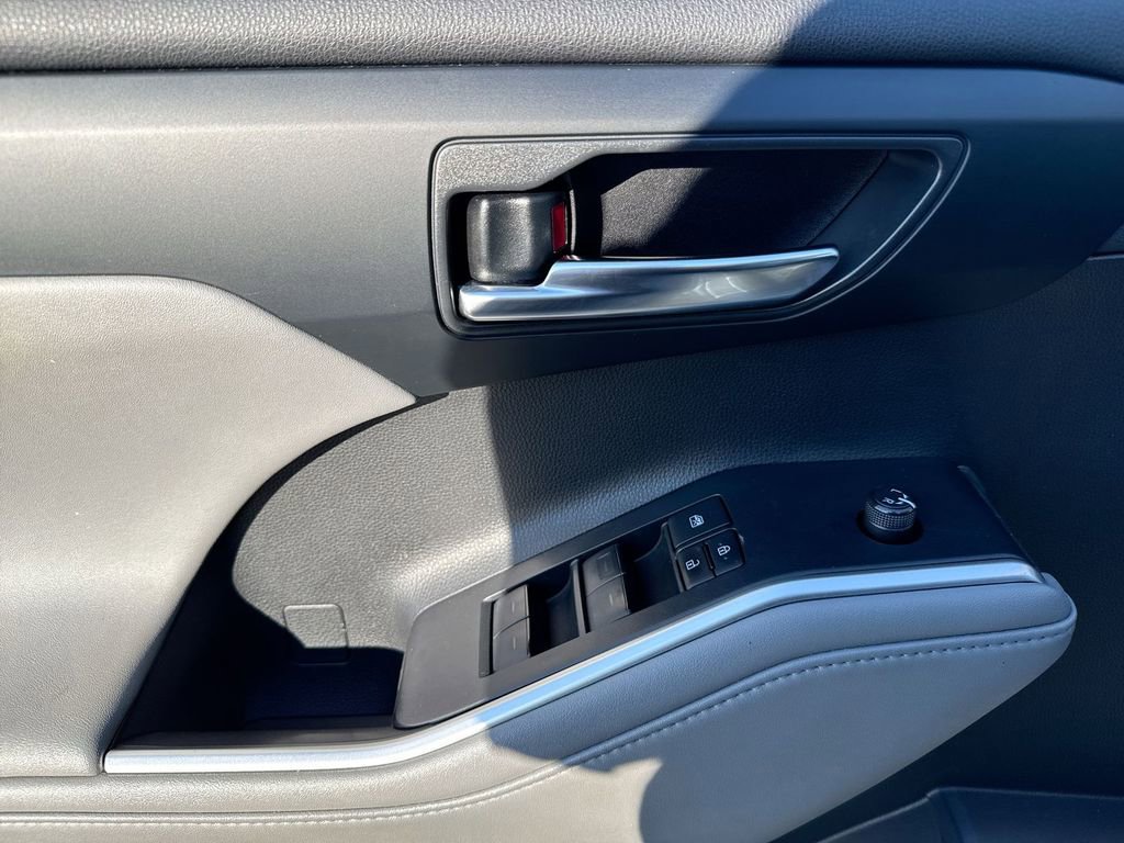 Used 2020 Toyota Highlander XLE image 22