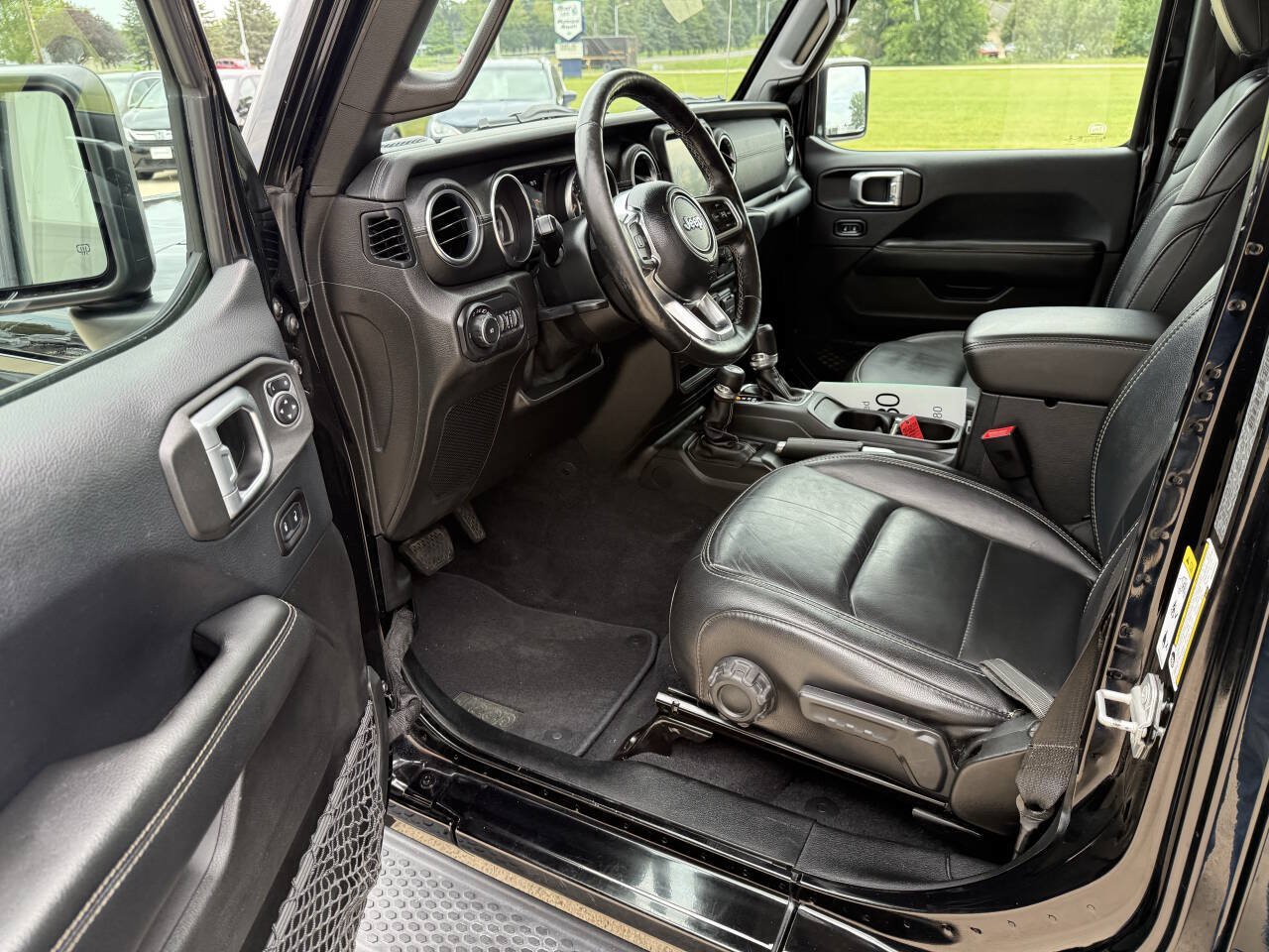 Used 2019 Jeep Wrangler Unlimited Sahara w/ Uconnect 4C Nav & Sound Group AWD/4WD image 5