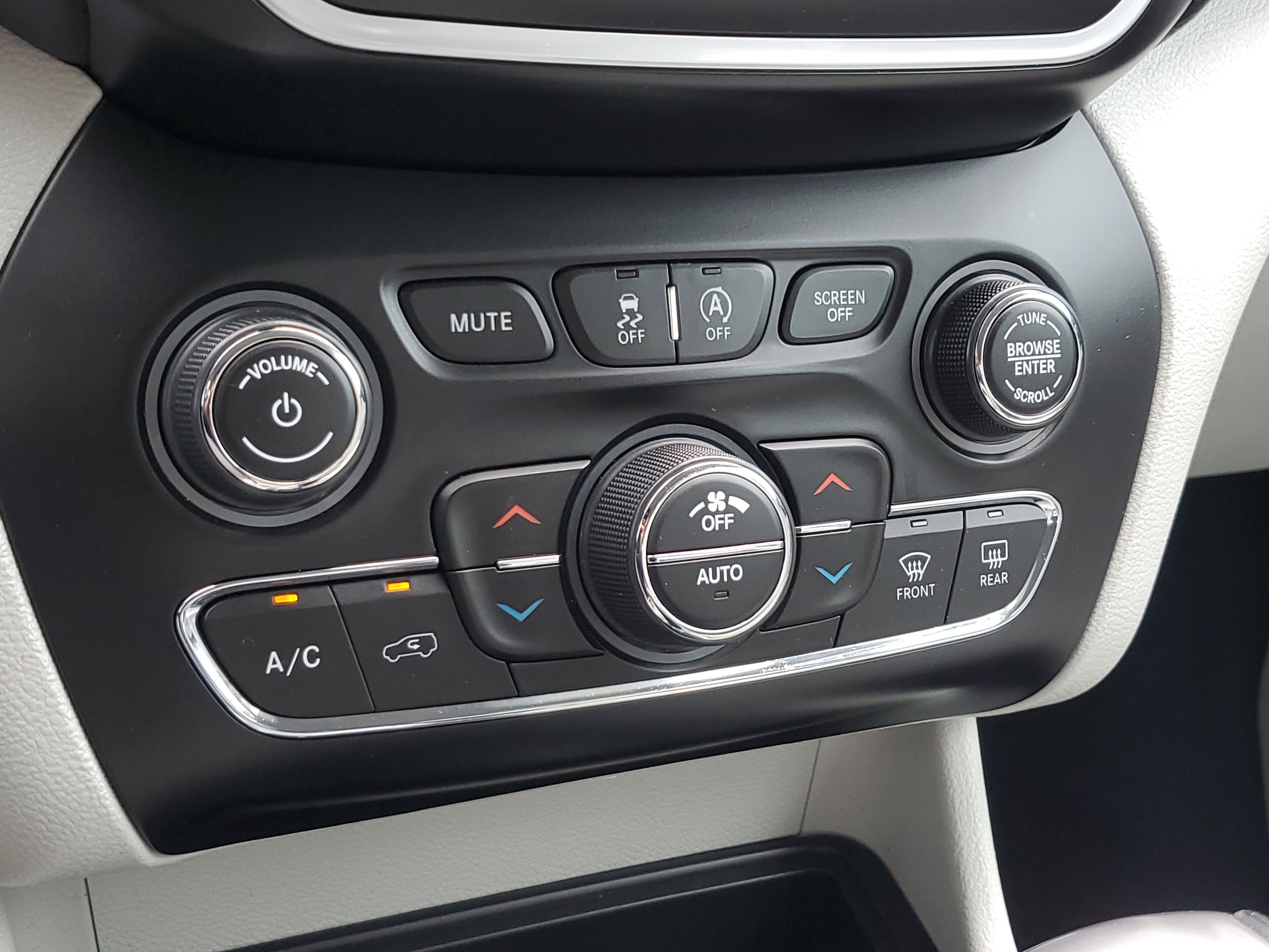 Used 2020 Jeep Cherokee Latitude Plus w/ Comfort/Convenience Group FWD image 27