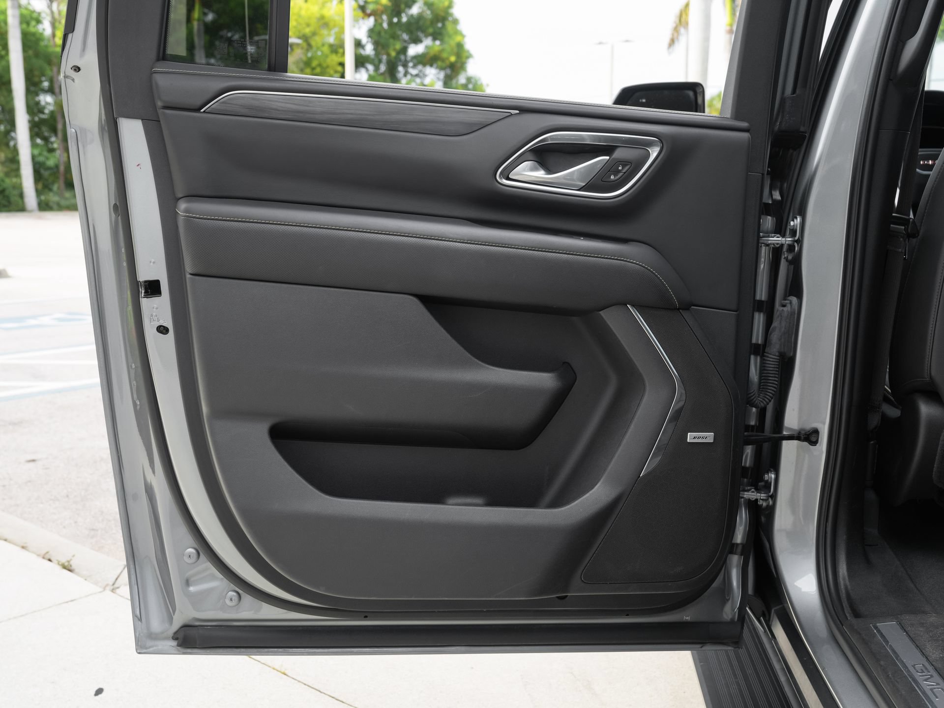 Used 2024 GMC Yukon XL SLT RWD image 32