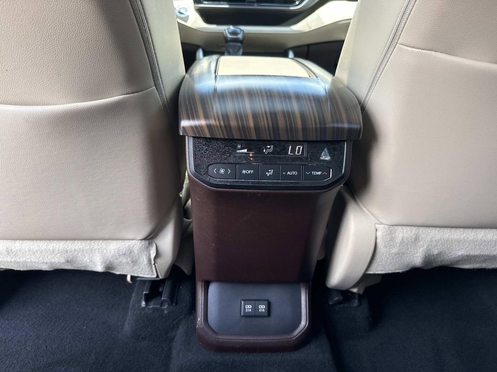 Used 2021 Toyota Highlander XLE FWD image 22