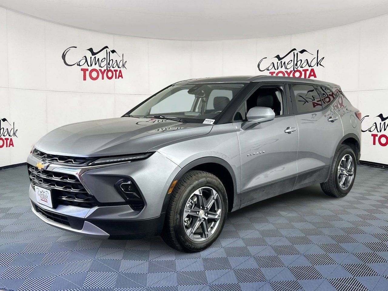 Used 2025 Chevrolet Blazer LT FWD image 2