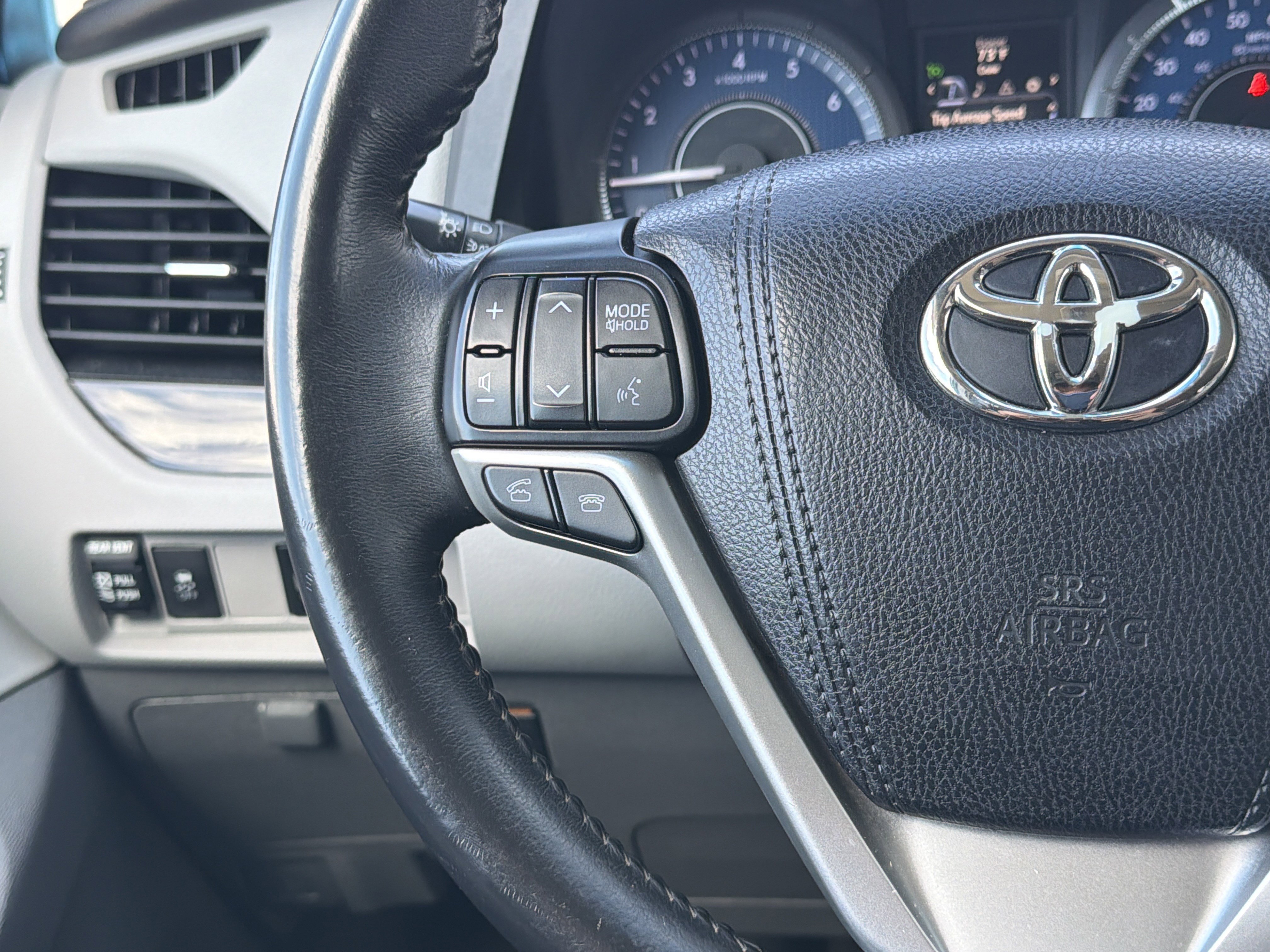 Used 2017 Toyota Sienna XLE image 18