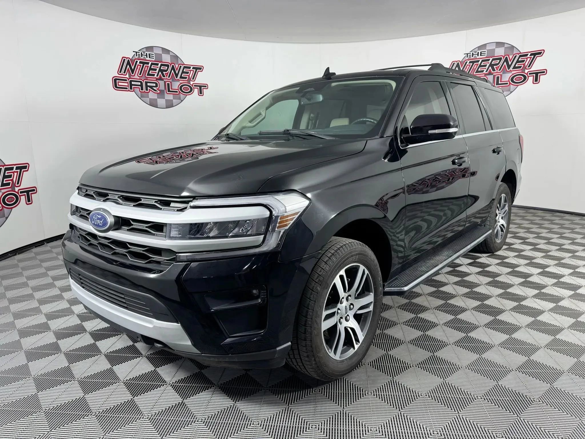 Used 2023 Ford Expedition XLT image 3