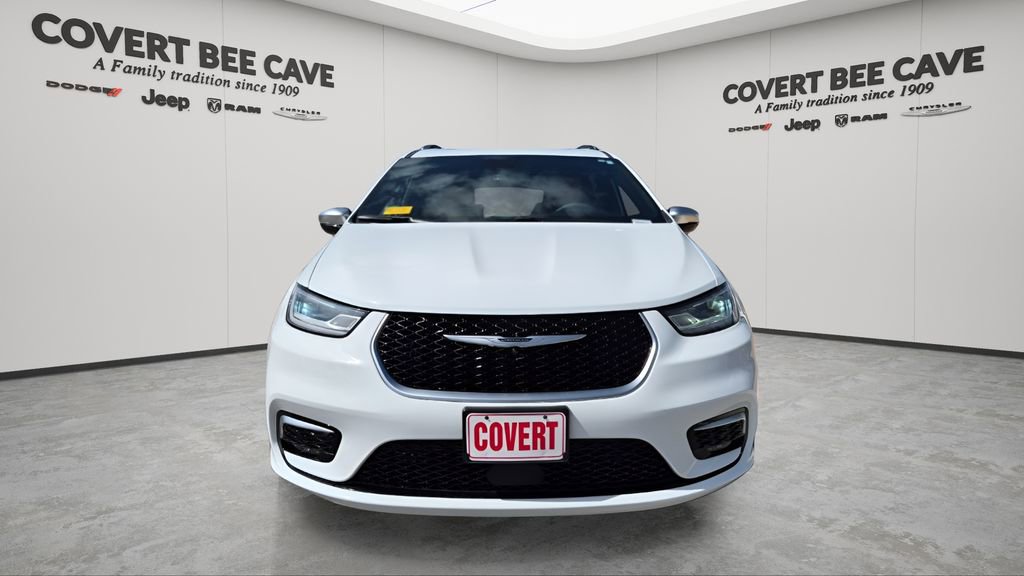 Used 2023 Chrysler Pacifica Pinnacle image 2