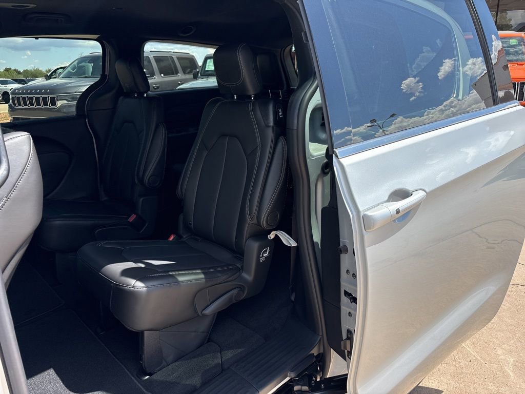 New 2026 Chrysler Voyager LX FWD image 17