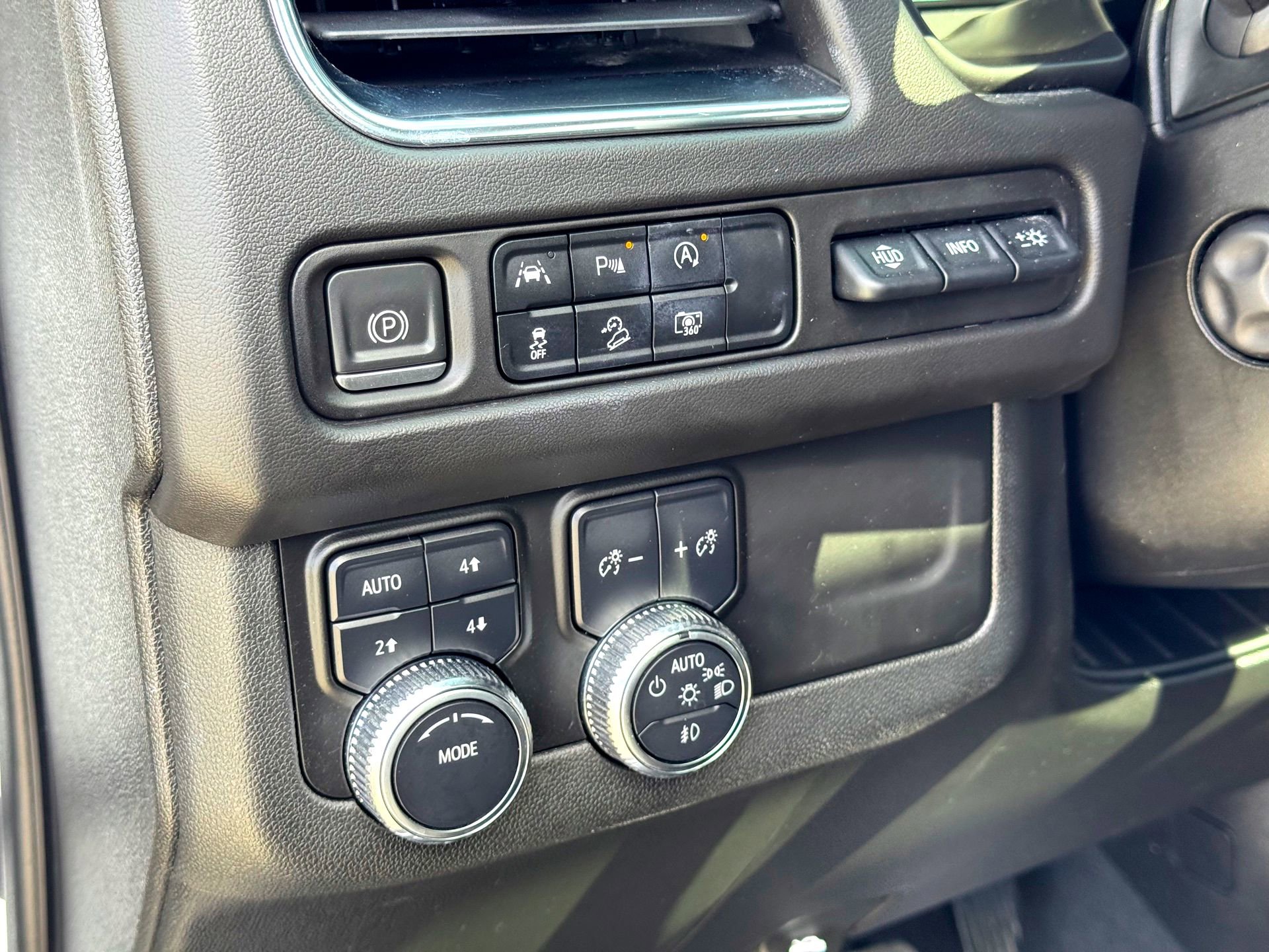 Used 2023 GMC Yukon AT4 w/ Technology Package image 15