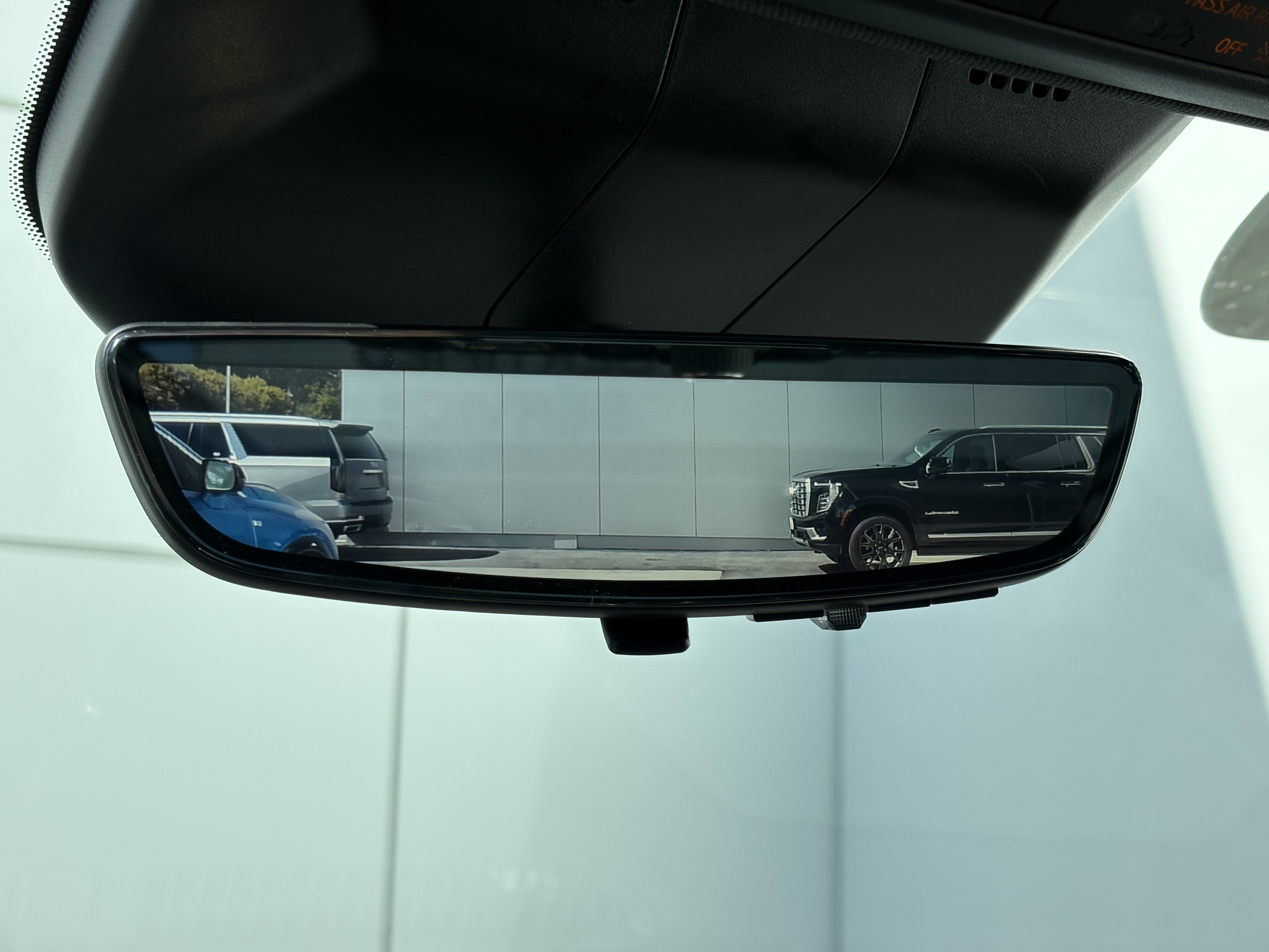 Certified 2025 Cadillac Escalade ESV Premium Luxury AWD/4WD image 17