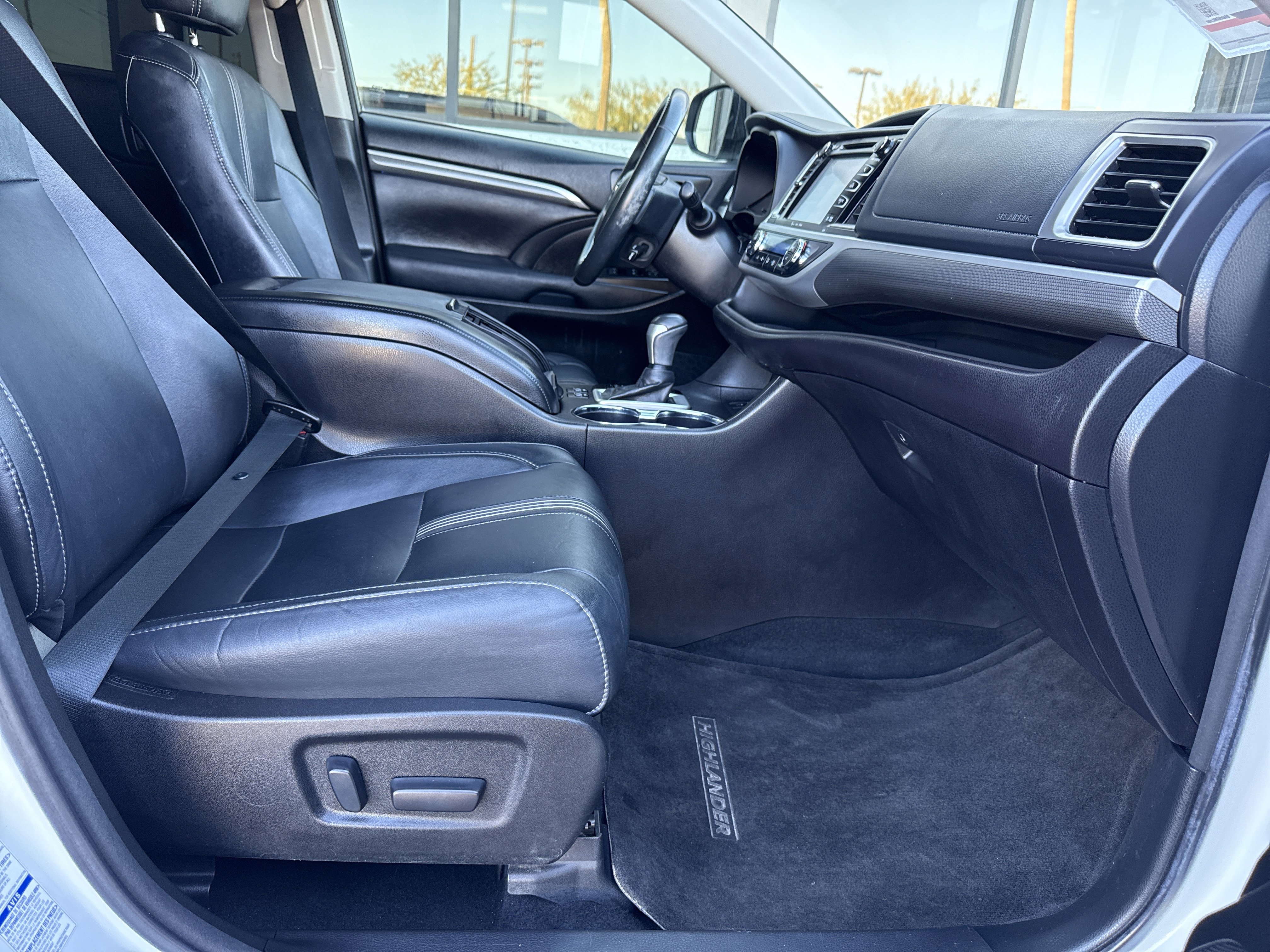 Used 2017 Toyota Highlander SE image 44