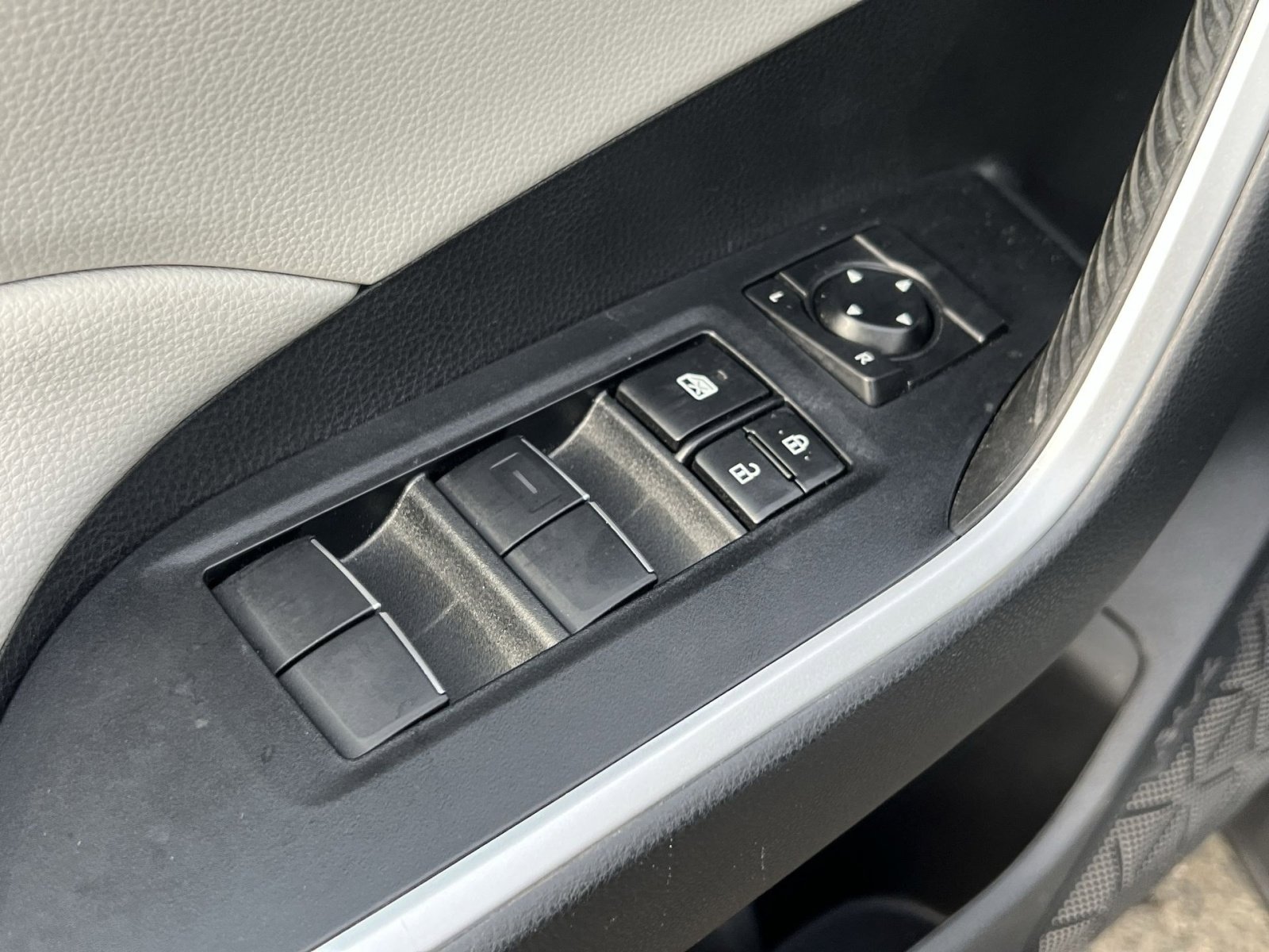 Used 2021 Toyota RAV4 XLE Premium image 16