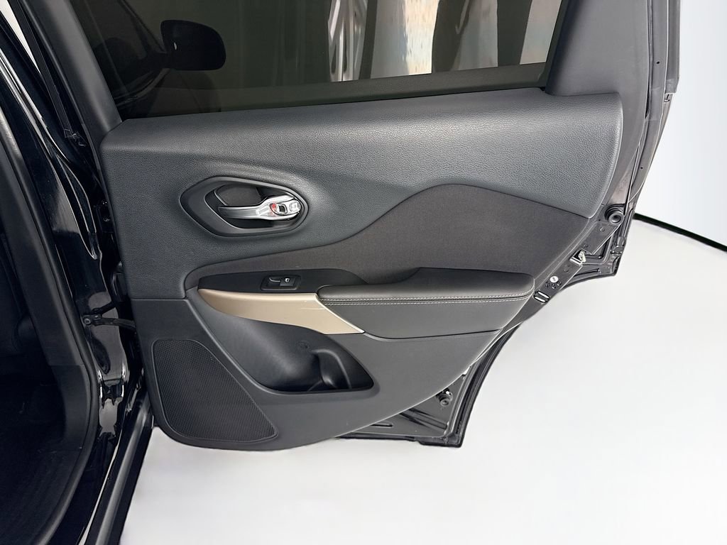 Used 2018 Jeep Cherokee Latitude w/ Safety Group image 27