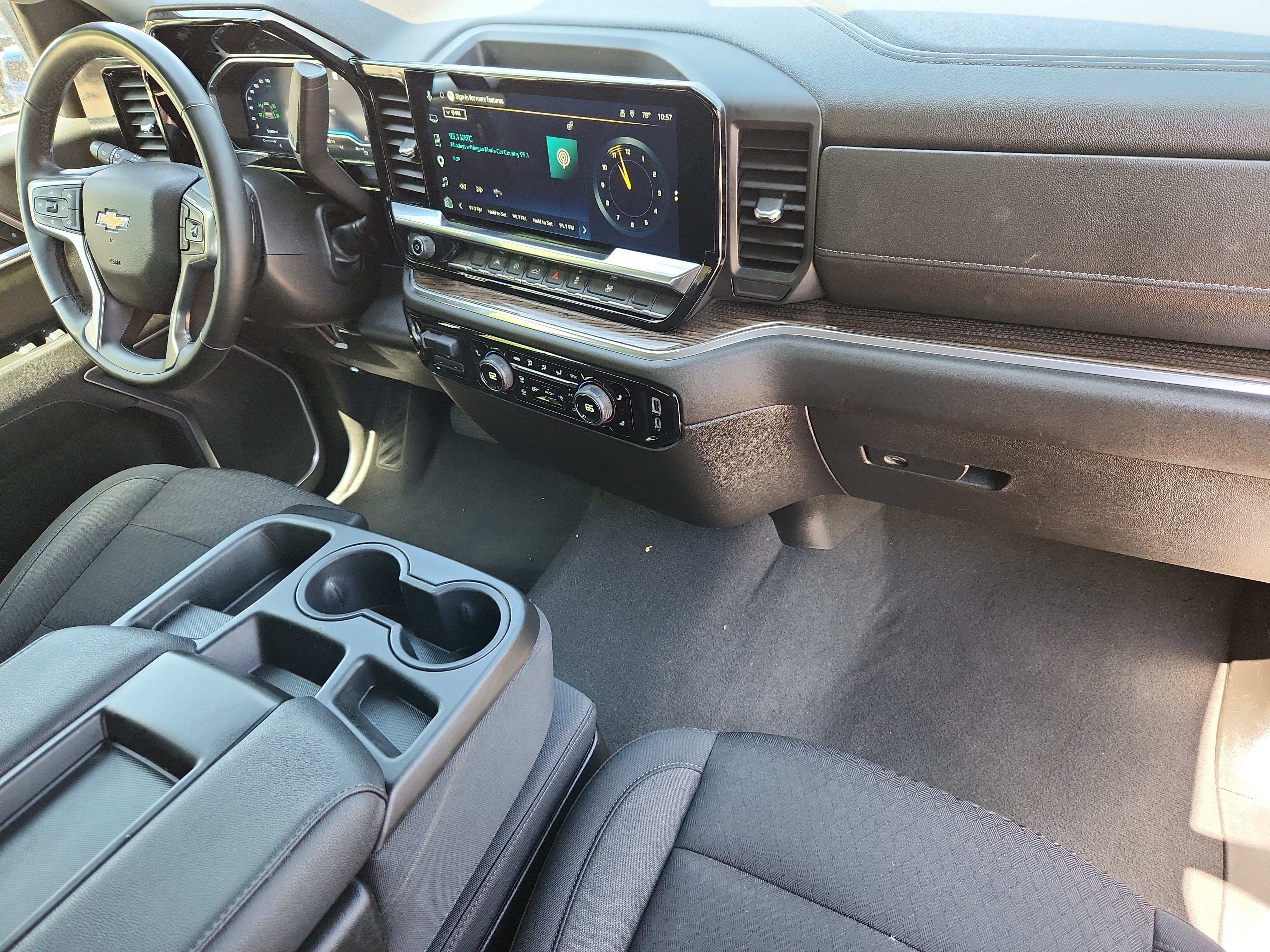 Used 2025 Chevrolet Silverado 1500 LT AWD/4WD image 17