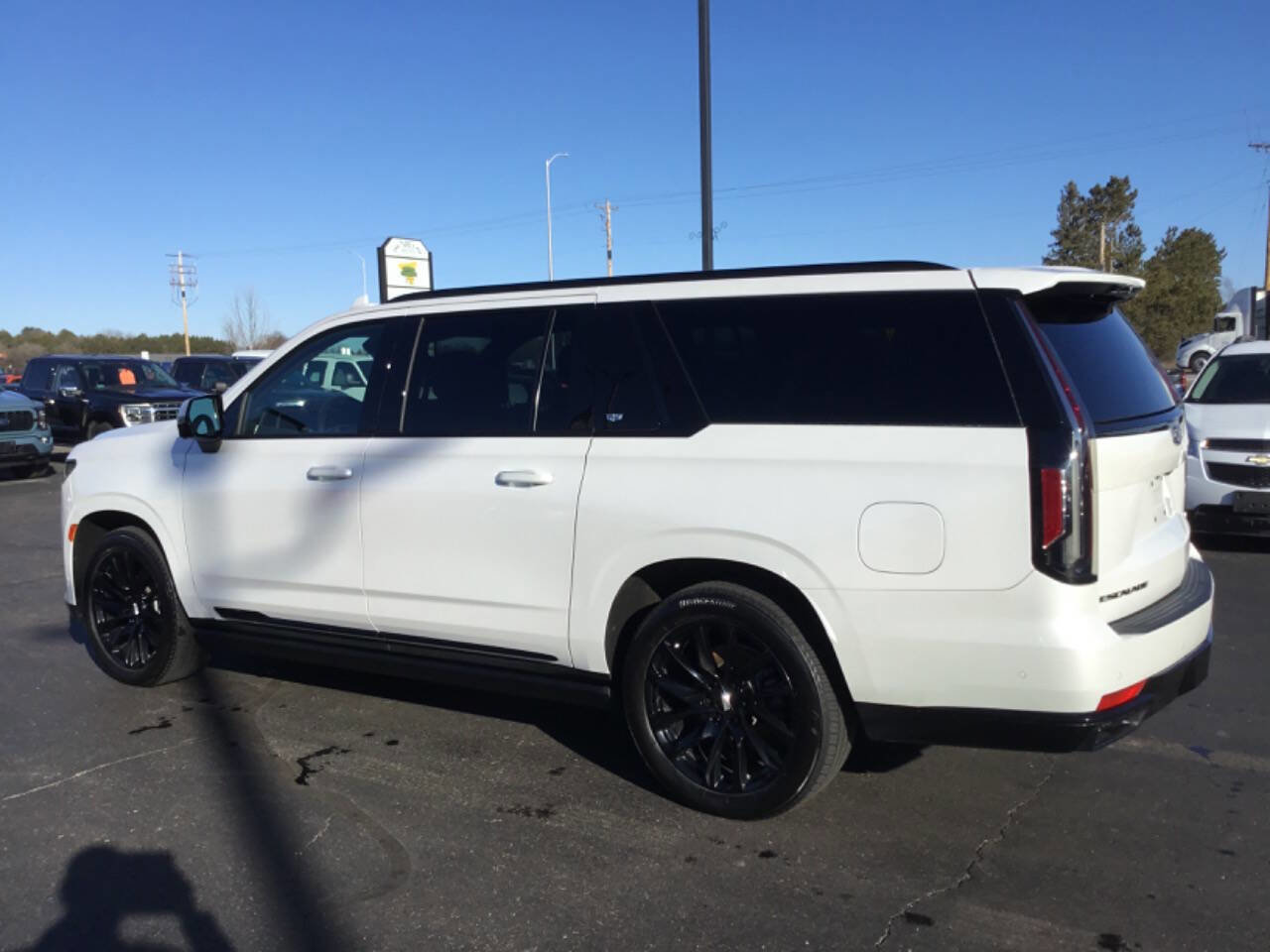 Used 2022 Cadillac Escalade ESV Sport Platinum w/ LPO, ONYX Package image 3