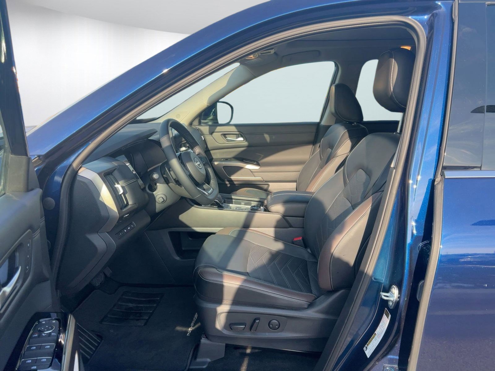 Used 2024 Nissan Pathfinder Platinum w/ Cargo Package image 5